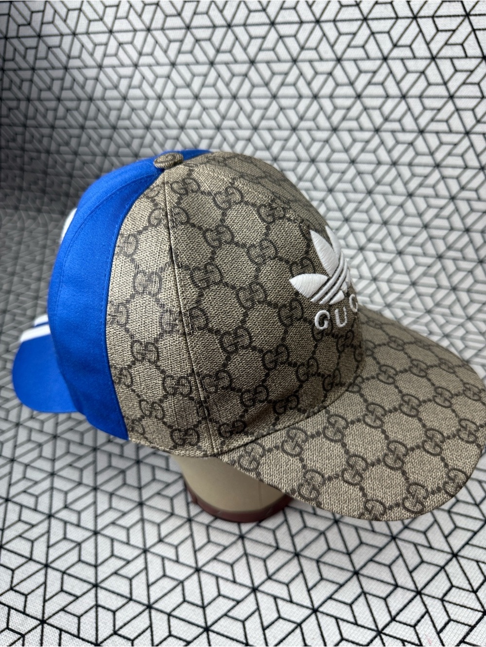 Gucci x adidas Double Sided Baseball Cap
Blue/Beige size Large
